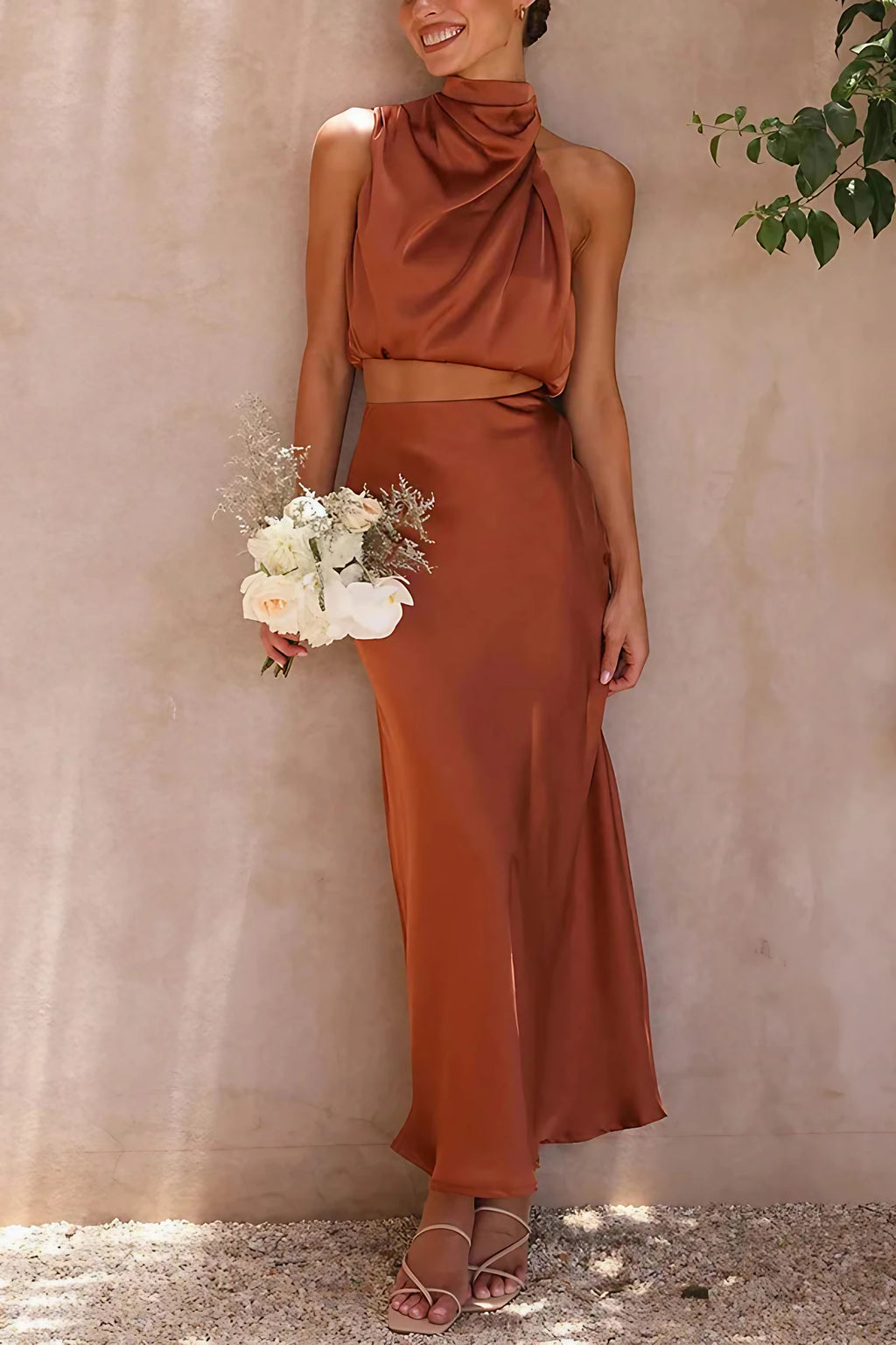 Ensemble femme haut drapé et jupe longue en tissu satiné, quadrillé