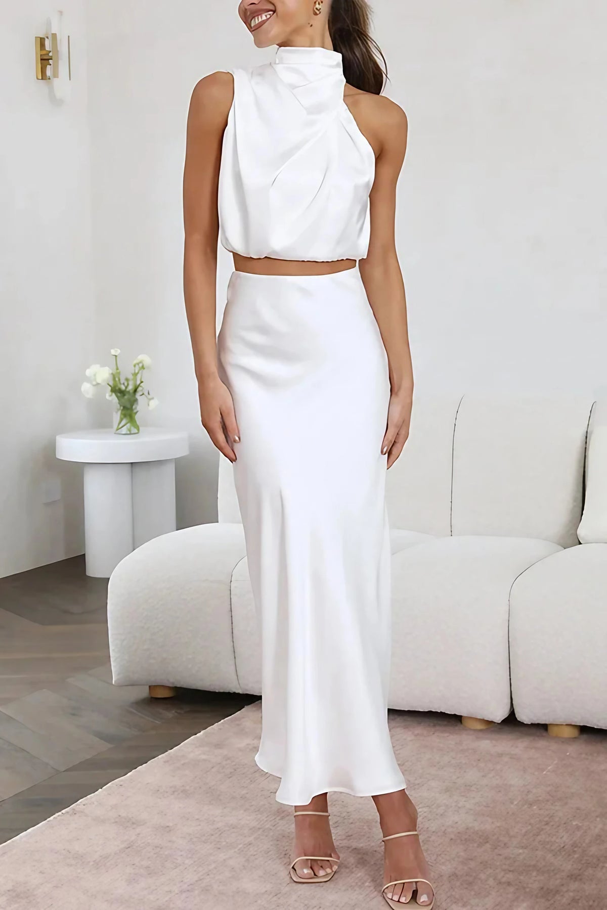 Ensemble femme haut drapé et jupe longue en tissu satiné, blanc