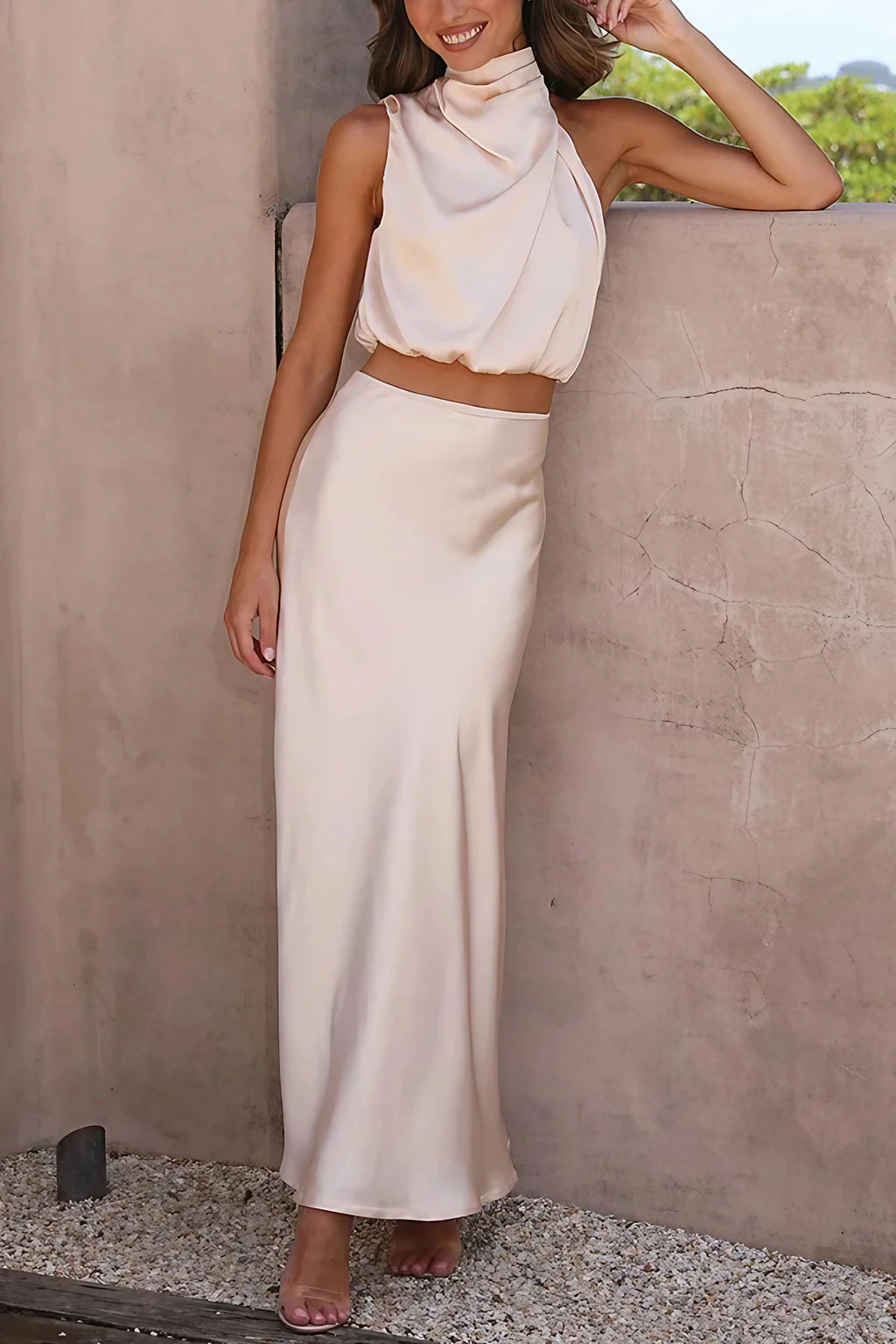 Ensemble femme haut drapé et jupe longue en tissu satiné, beige