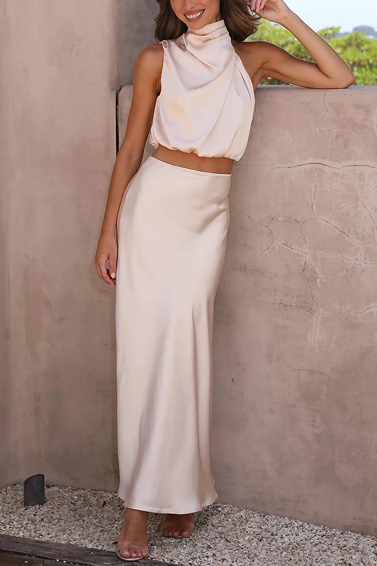 Ensemble femme haut drapé et jupe longue en tissu satiné, beige