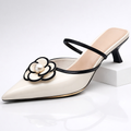 Escarpins femme à talon bas et fleur appliquée, bride arrière, beige