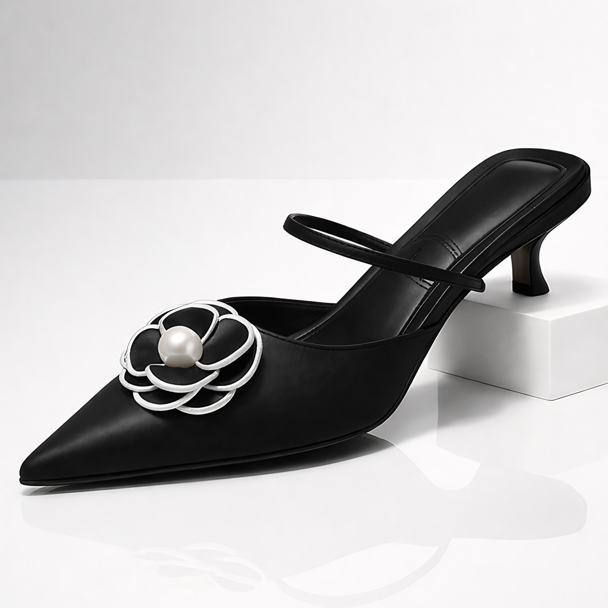 Escarpins femme à talon bas et fleur appliquée, bride arrière, noir