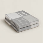 Plaid doux 140 x 170 cm, toucher façon cachemire, quatre coloris, gris