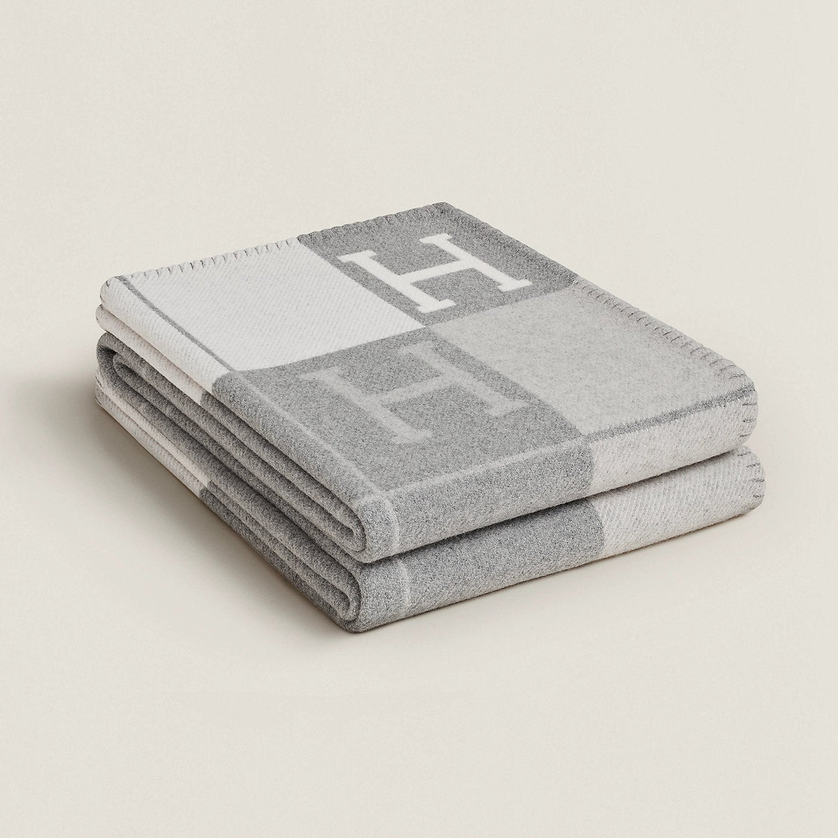 Plaid doux 140 x 170 cm, toucher façon cachemire, quatre coloris, gris