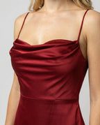 Robe de soirée longue à col drapé, dos lacé et fente latérale
