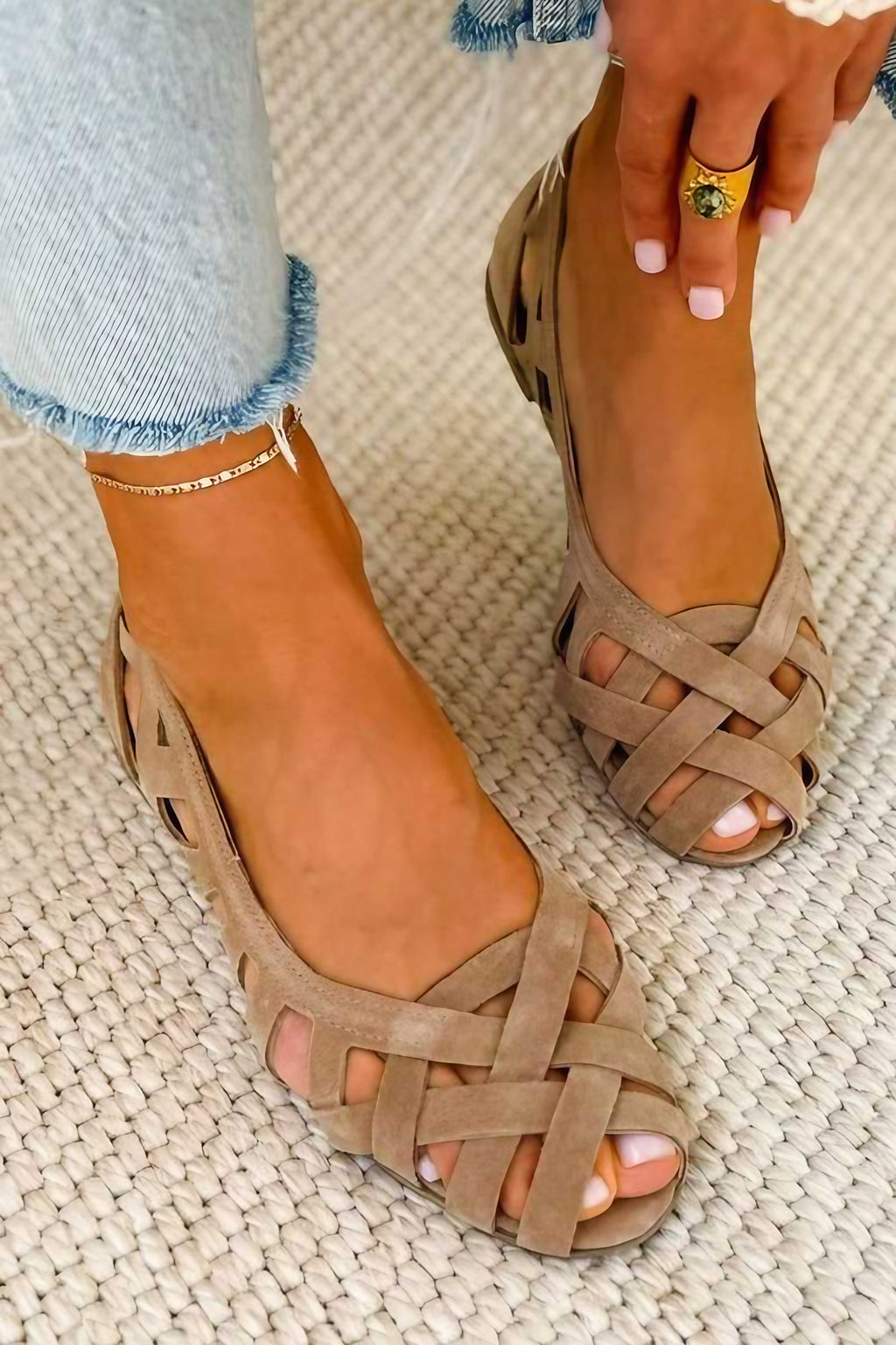 Sandales plates femme à lanières tressées croisées, bout ouvert, taupe