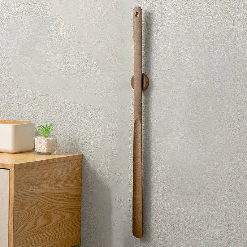 Chausse-pied long en bois à aimant, manche de 55 cm
