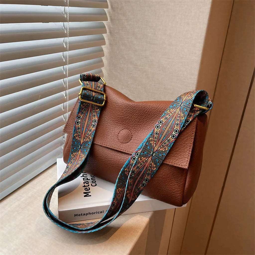 Sac bandoulière femme à sangle large et motifs colorés, rabat aimanté, camel