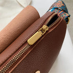 Sac bandoulière femme à sangle large et motifs colorés, rabat aimanté