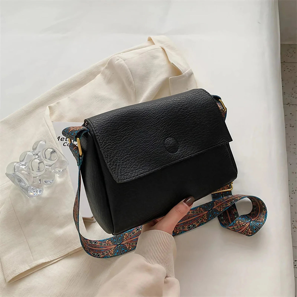 Sac bandoulière femme à sangle large et motifs colorés, rabat aimanté, noir