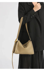 Sac besace femme en cuir grainé, sangle réglable, quatre coloris