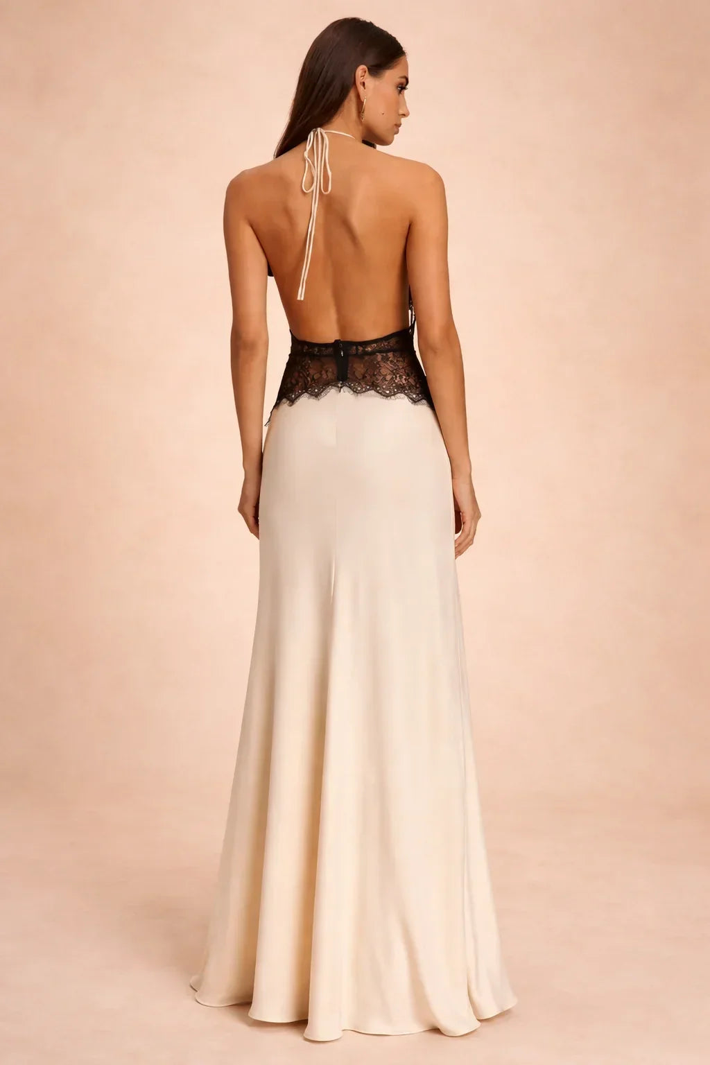 Robe longue satinée dos nu, encolure américaine et fente