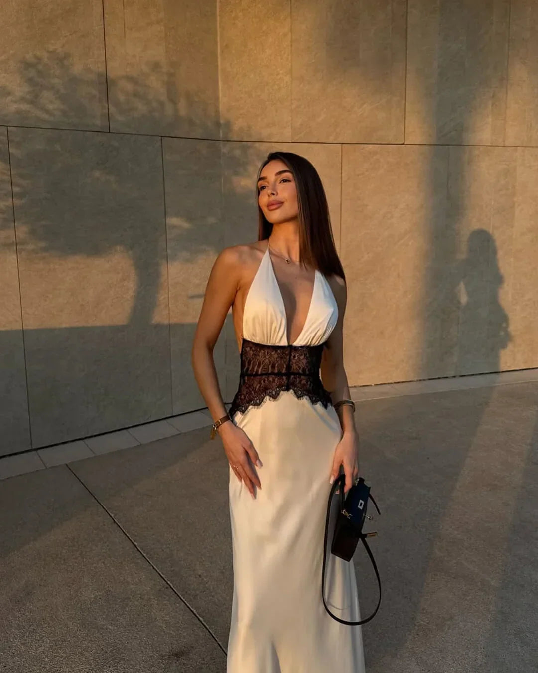 Robe longue satinée dos nu, encolure américaine et fente