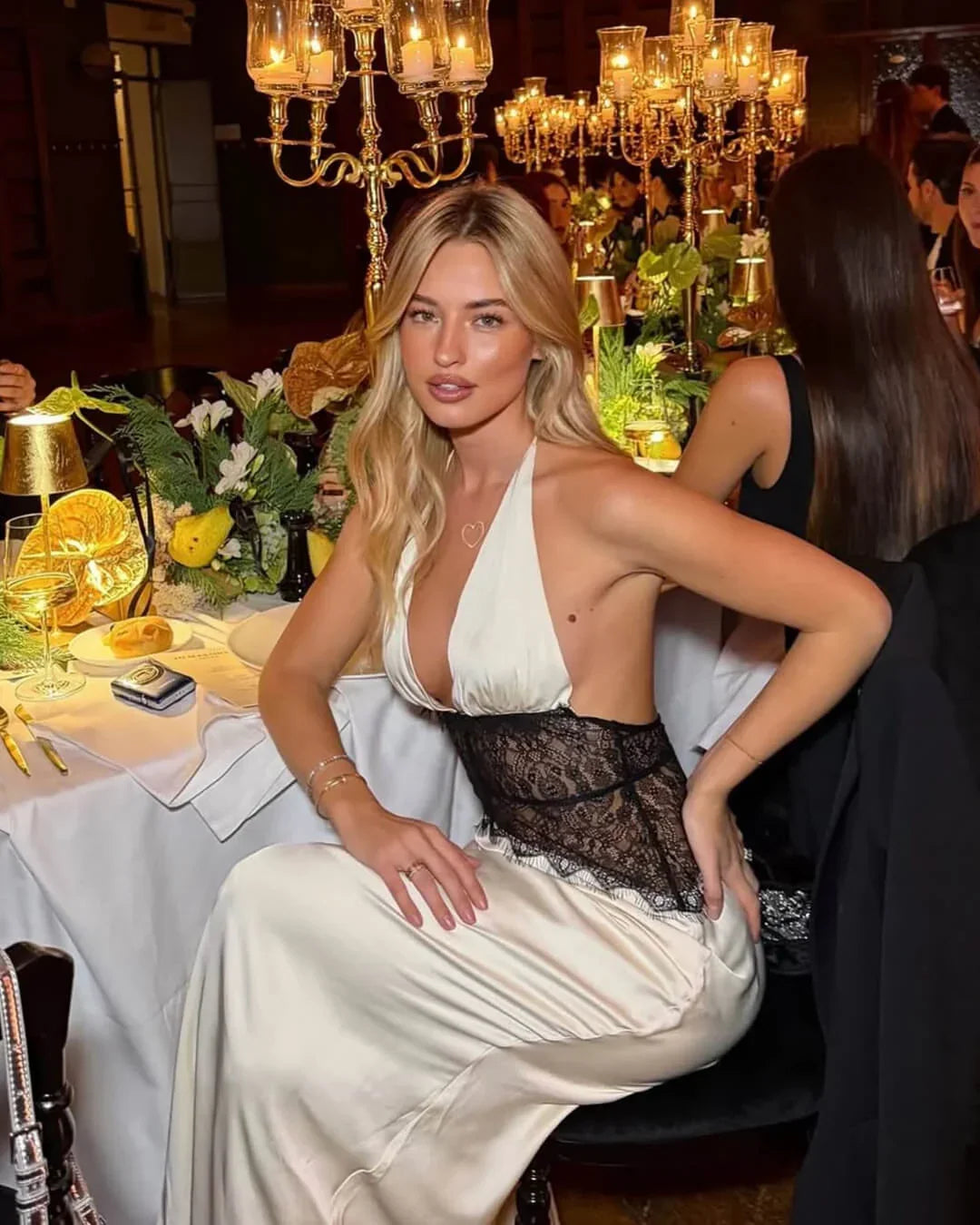 Robe longue satinée dos nu, encolure américaine et fente
