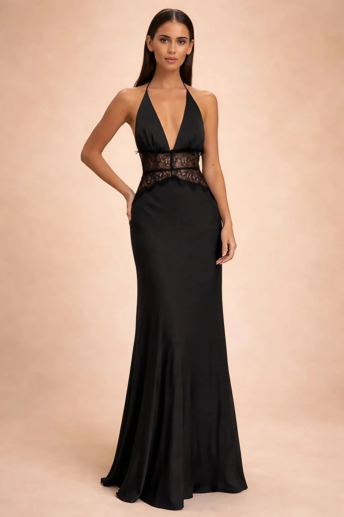 Robe longue satinée dos nu, encolure américaine et fente, noir