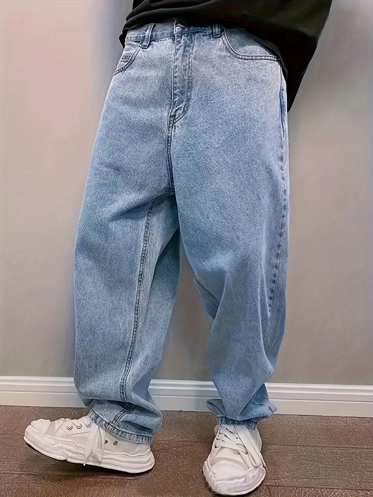 Jean baggy homme bleu clair, détail plissé, chevilles élastiquées