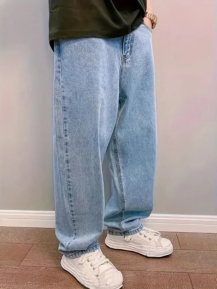 Jean baggy homme bleu clair, détail plissé, chevilles élastiquées