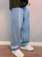 Jean baggy homme bleu clair, détail plissé, chevilles élastiquées