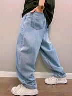 Jean baggy homme bleu clair, détail plissé, chevilles élastiquées