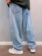 Jean baggy homme bleu clair, détail plissé, chevilles élastiquées