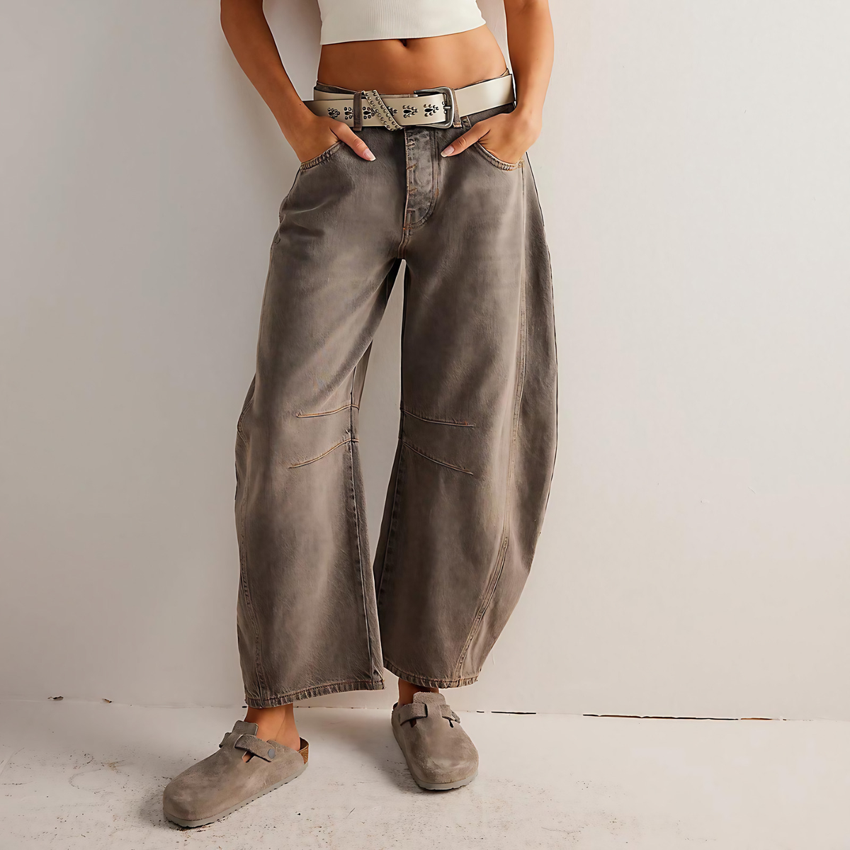 Jean droit femme taille mi-haute, coutures apparentes, gris