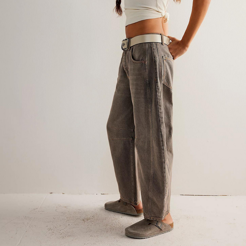 Jean droit femme taille mi-haute, coutures apparentes
