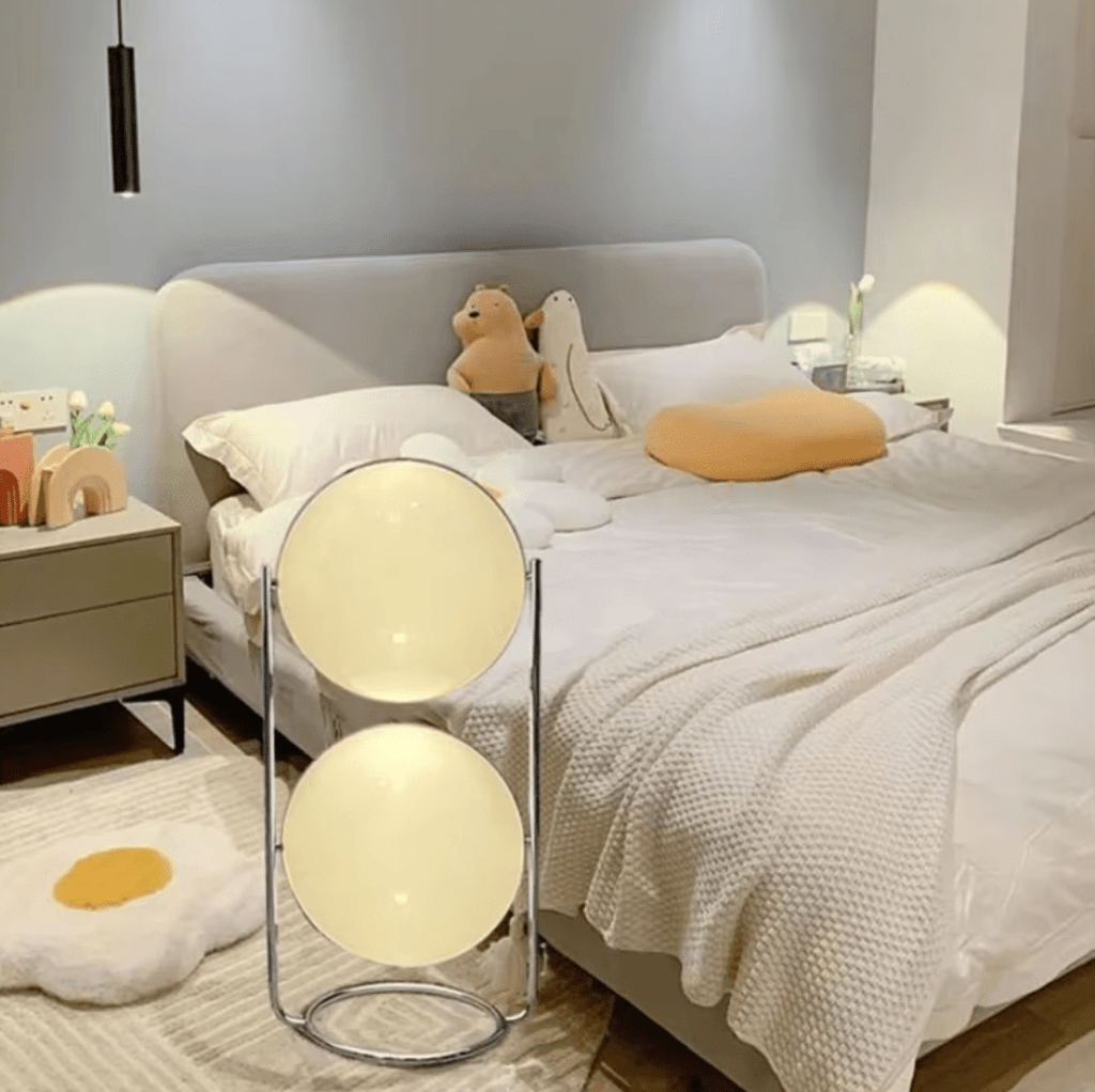 Lampadaire à boules blanches, acier brossé, une ou deux sphères