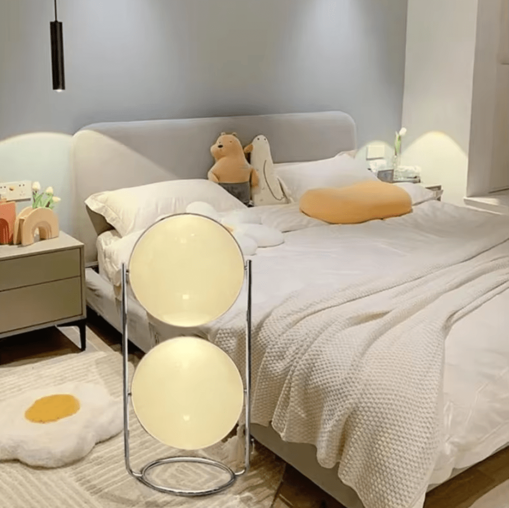 Lampadaire à boules blanches, acier brossé, une ou deux sphères
