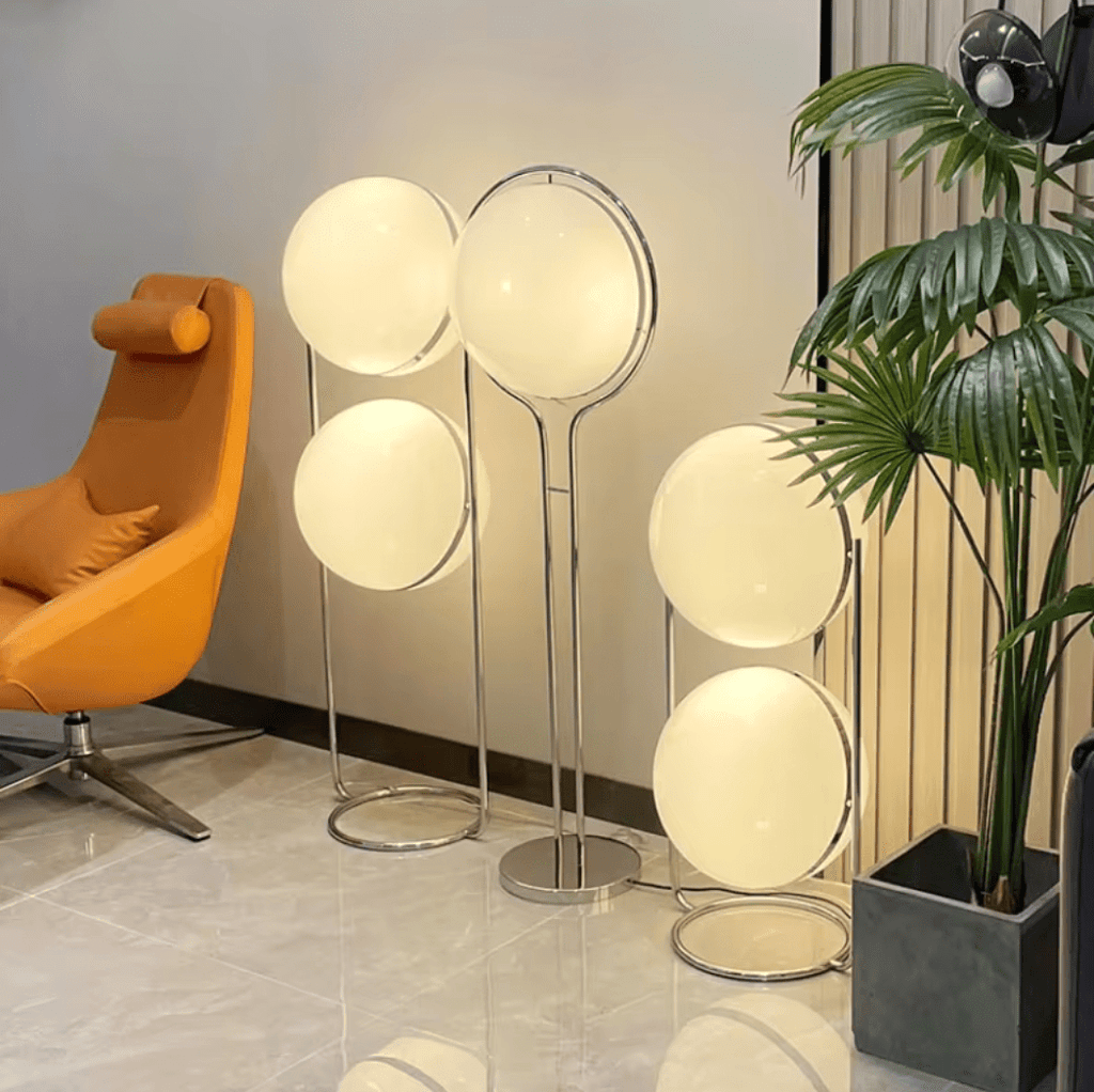 Lampadaire à boules blanches, acier brossé, une ou deux sphères