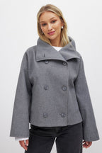 Manteau court femme à double boutonnage, coupe structurée, gris