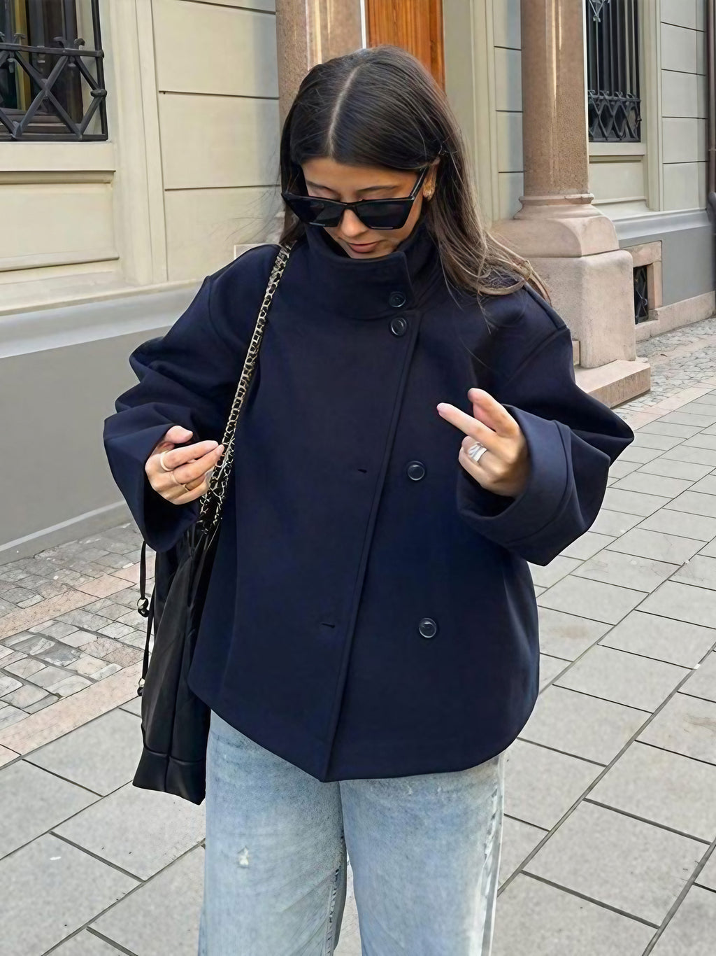 Manteau court femme à double boutonnage et poches latérales, bleu marine