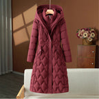 Manteau long matelassé femme à capuche et col montant, rouge vin