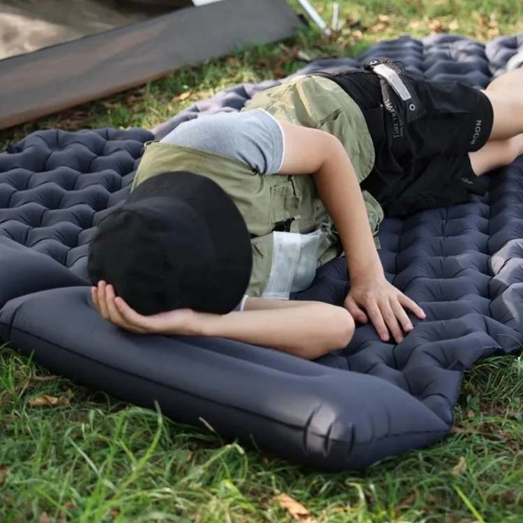 Matelas gonflable de camping à pompe à pied intégrée, 1,4 kg