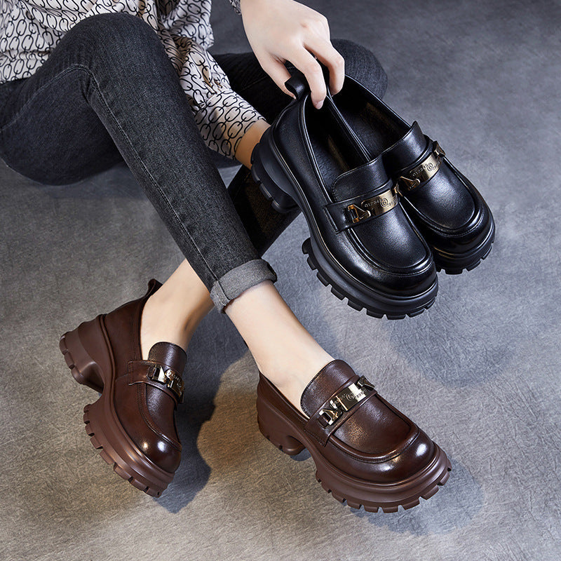 Mocassins femme à plateforme et chaîne métallique, noir ou marron