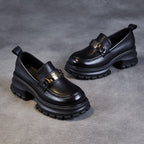 Mocassins femme à plateforme et chaîne métallique, noir ou marron