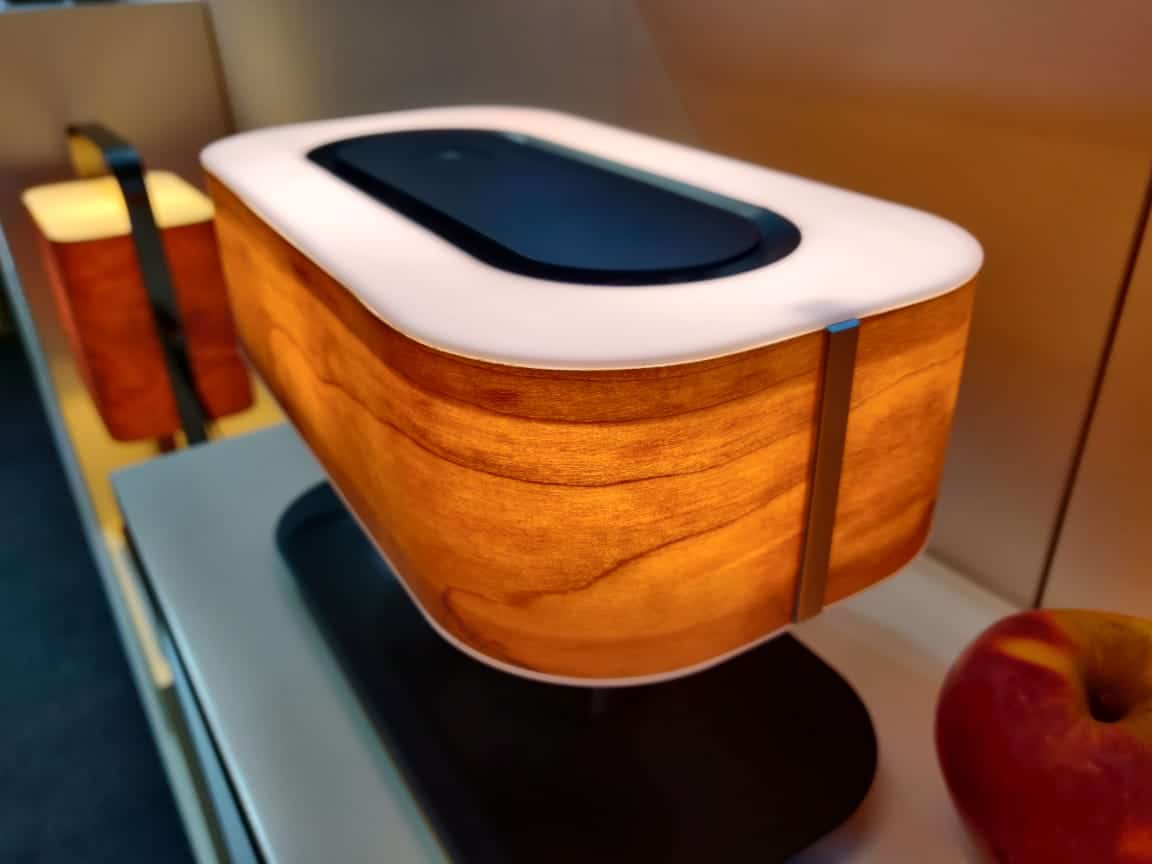 Lampe arbre en bois avec enceinte Bluetooth et chargeur sans fil