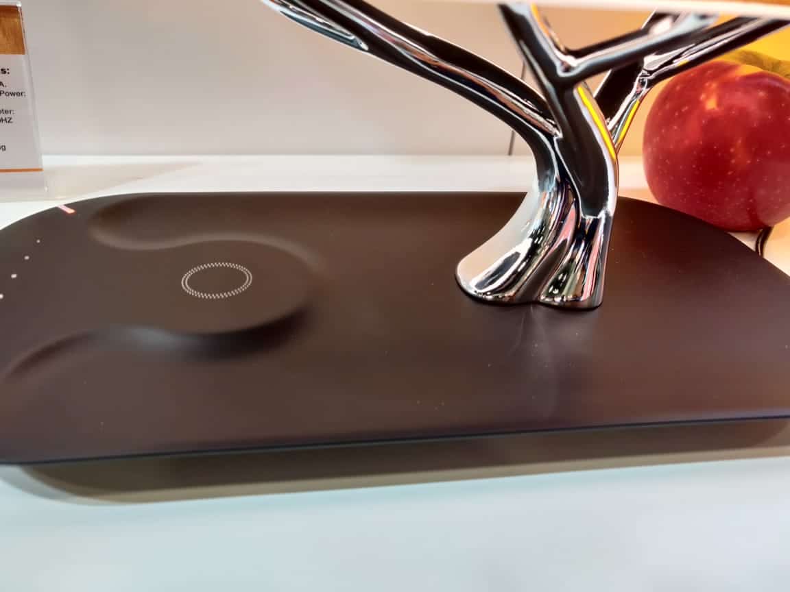 Lampe arbre en bois avec enceinte Bluetooth et chargeur sans fil