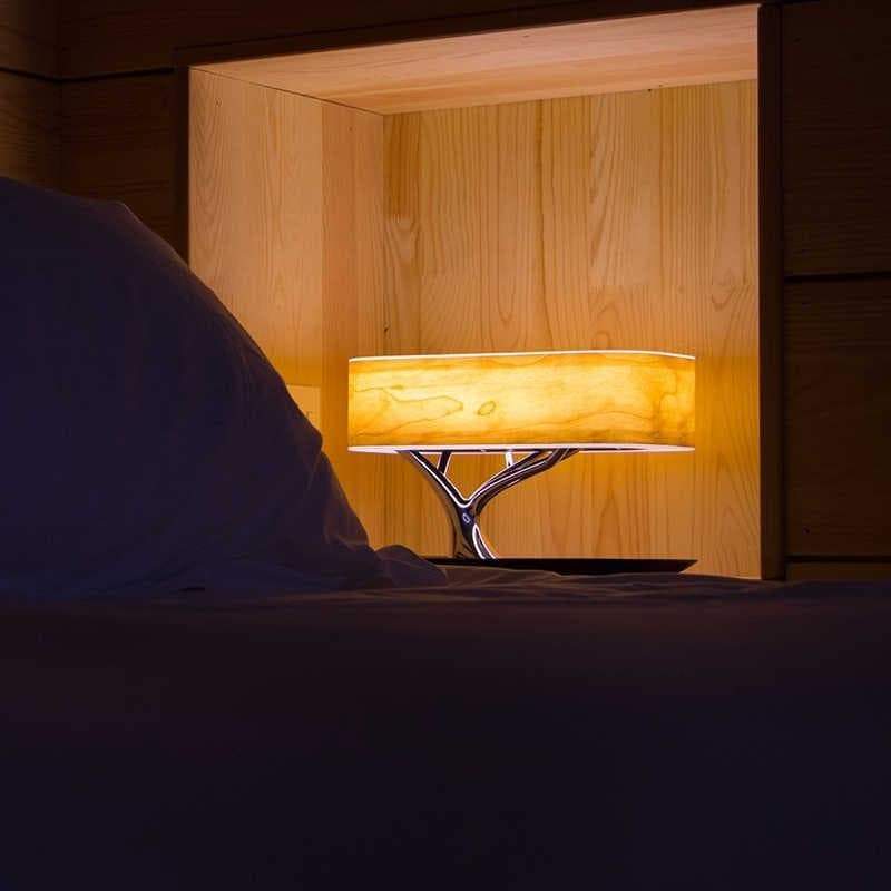 Lampe arbre en bois avec enceinte Bluetooth et chargeur sans fil