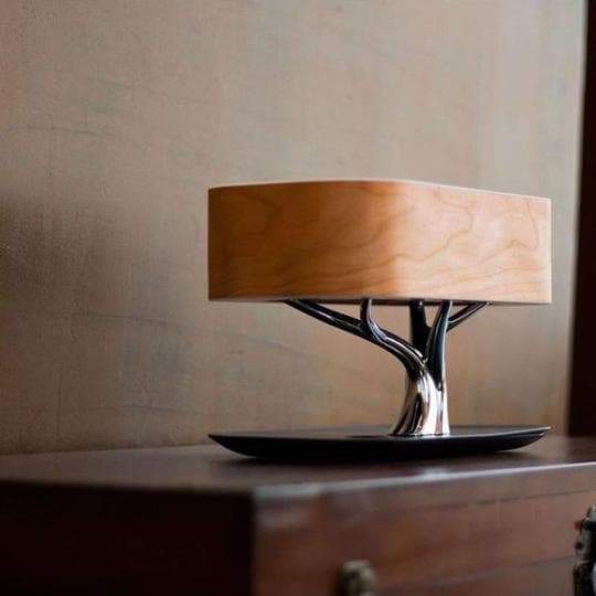 Lampe arbre en bois avec enceinte Bluetooth et chargeur sans fil