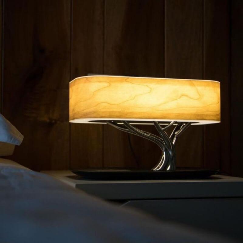 Lampe arbre en bois avec enceinte Bluetooth et chargeur sans fil