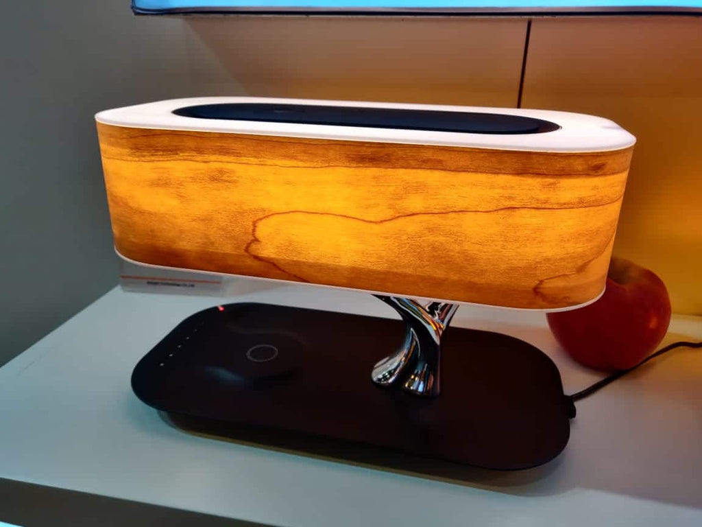 Lampe arbre en bois avec enceinte Bluetooth et chargeur sans fil