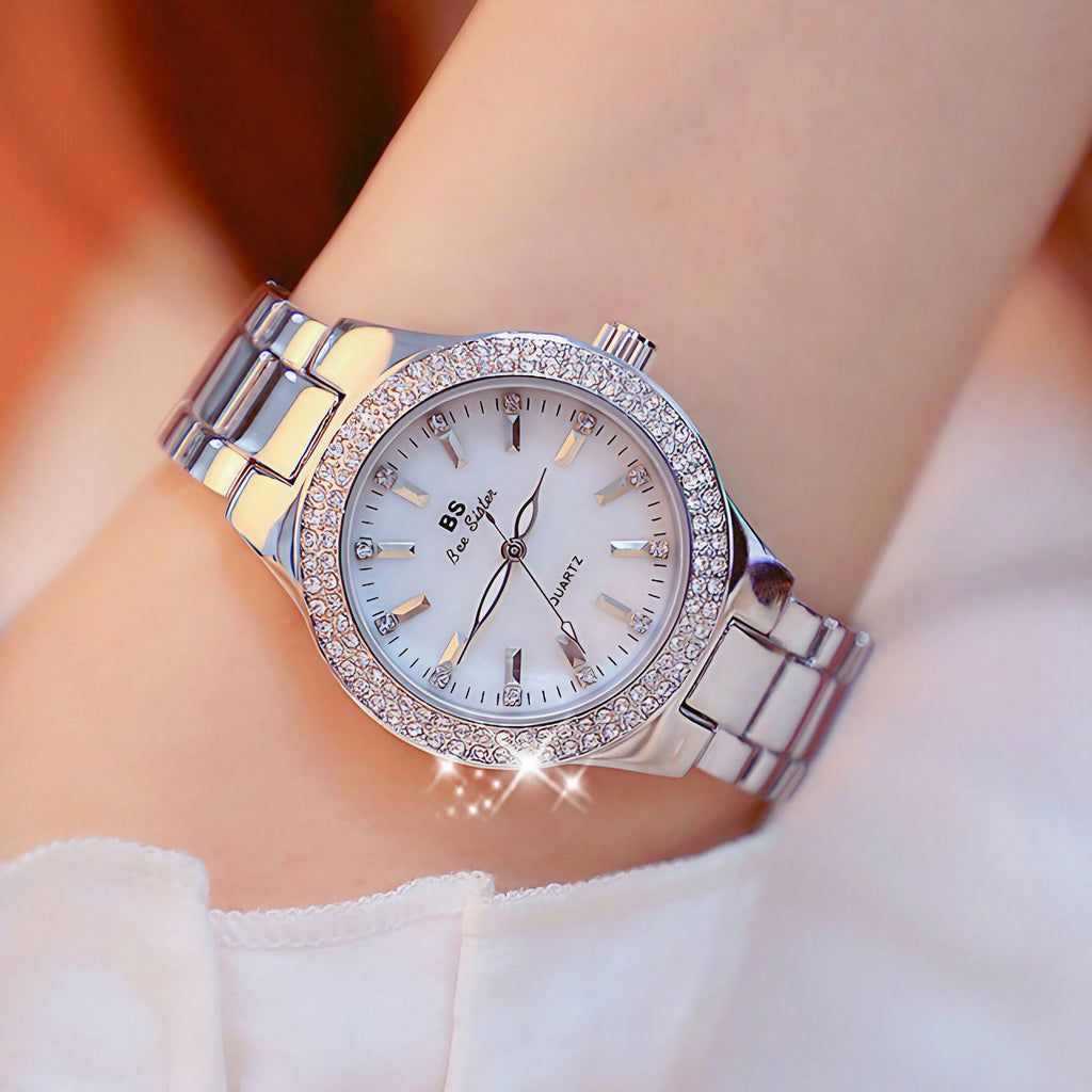 Montre femme à cadran rond irisé entouré de strass, argenté