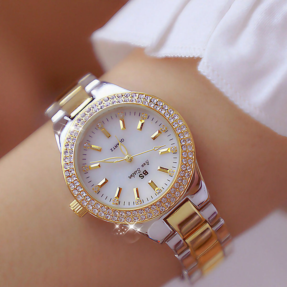 Montre femme à cadran rond irisé entouré de strass, doré et argenté