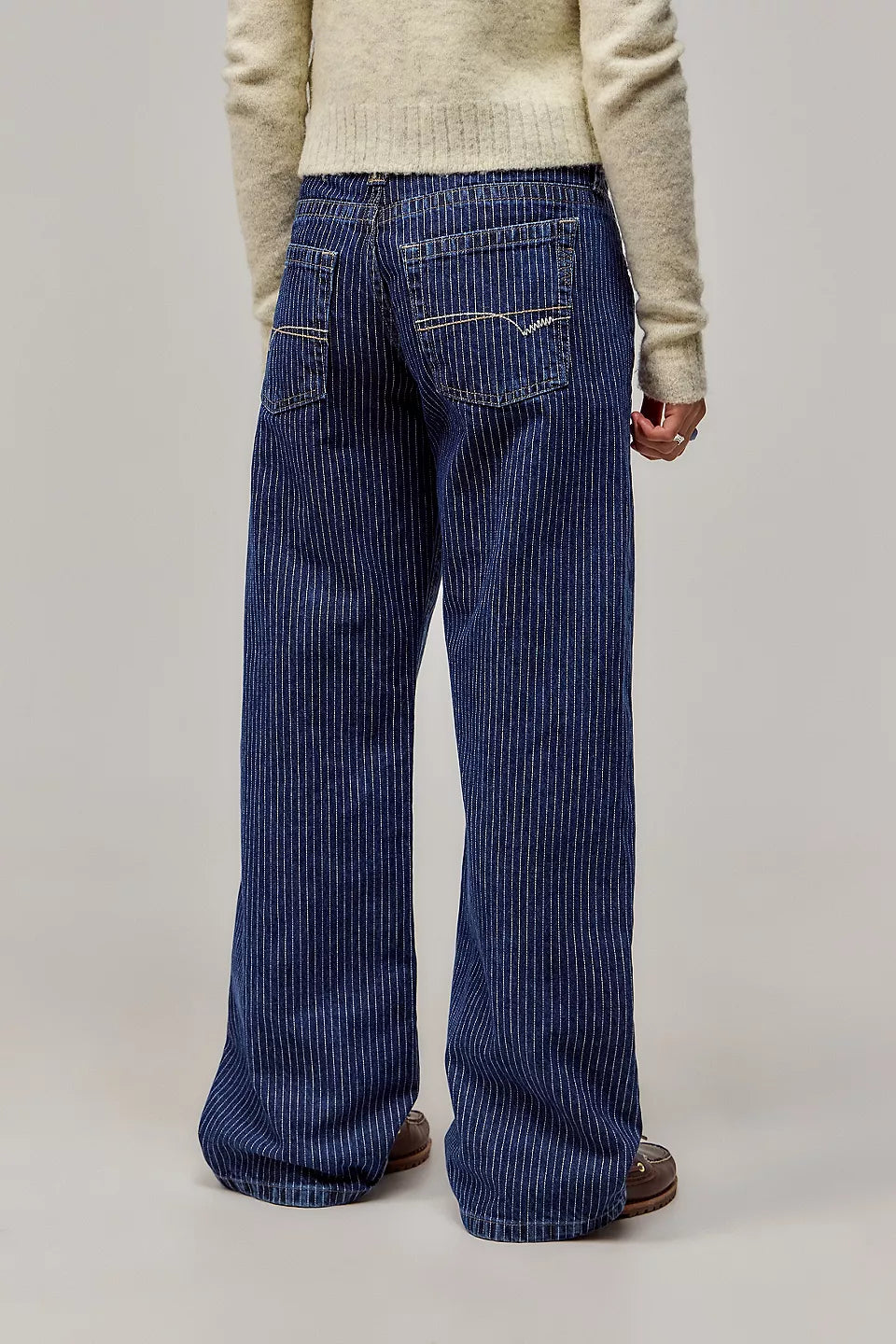 Pantalon large femme à fines rayures, jambe droite