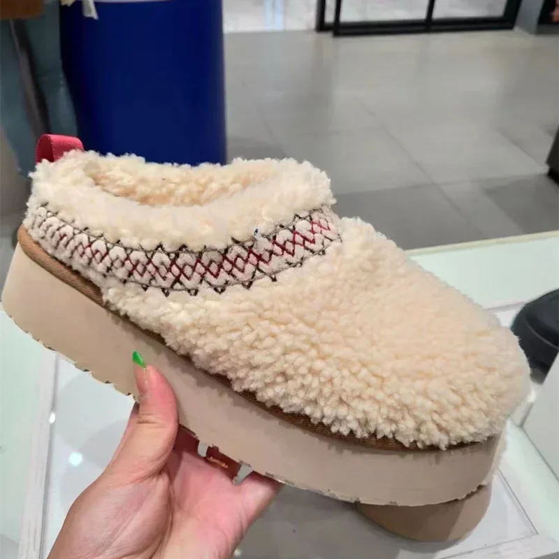 Pantoufles en laine mixtes à motifs brodés, semelle antidérapante, blanc
