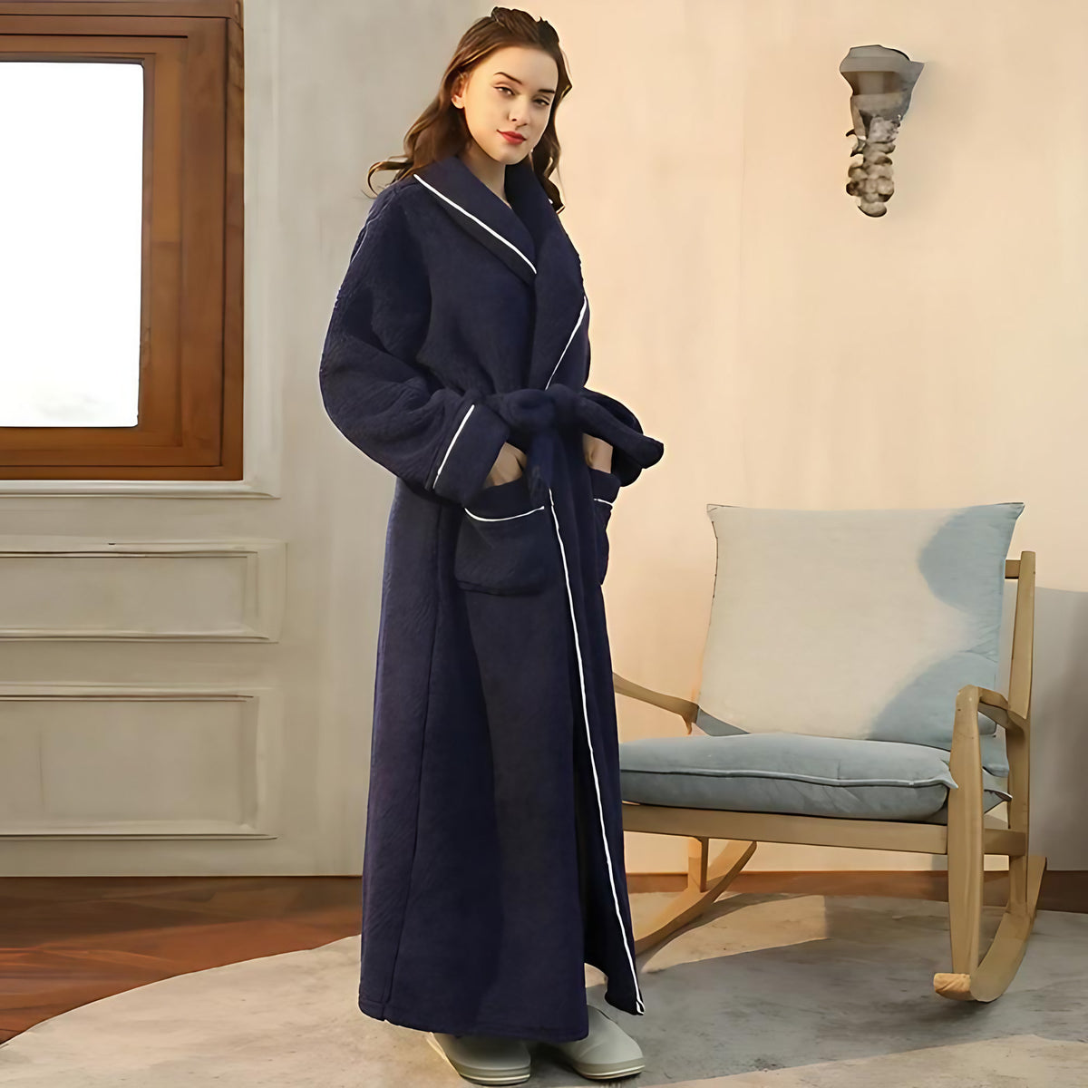 Peignoir mixte en molleton, col châle, poches et ceinture à nouer, bleu marine