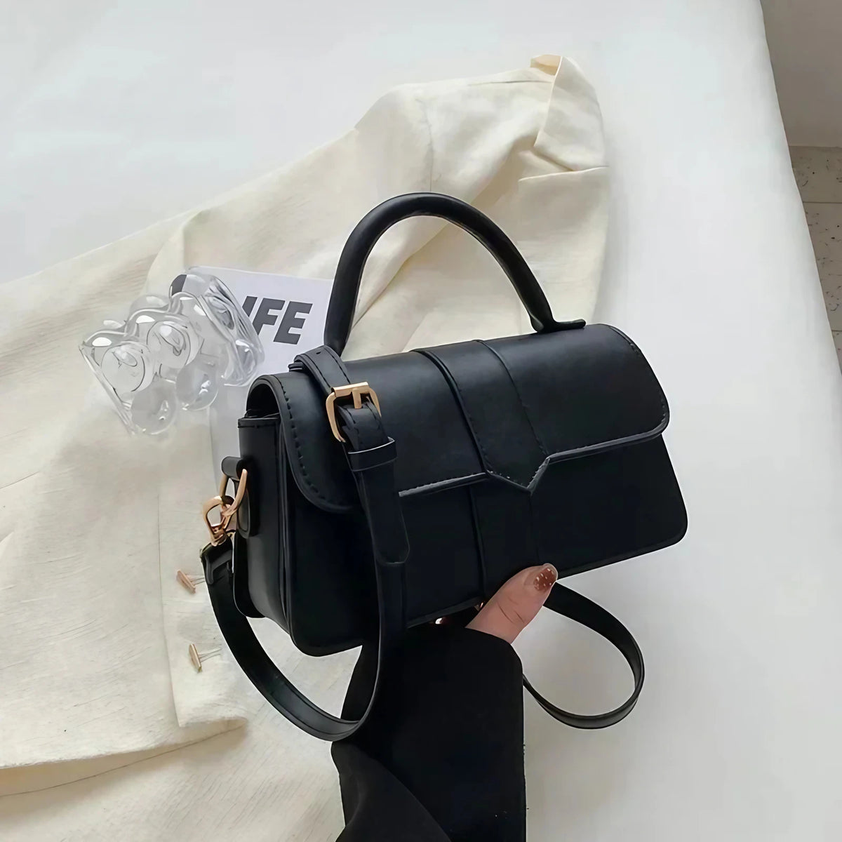 Petit sac bandoulière femme en similicuir à rabat aimanté, noir