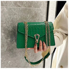 Sac bandoulière femme effet croco, forme allongée, six coloris, marron