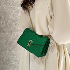 Sac bandoulière femme effet croco, forme allongée, six coloris