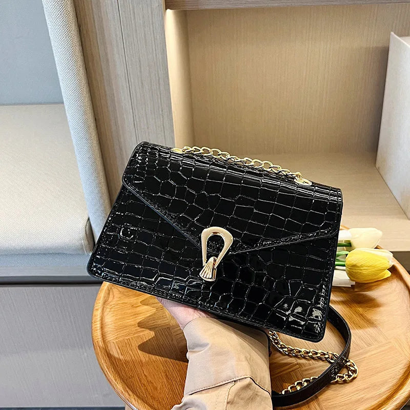 Sac bandoulière femme effet croco, forme allongée, six coloris